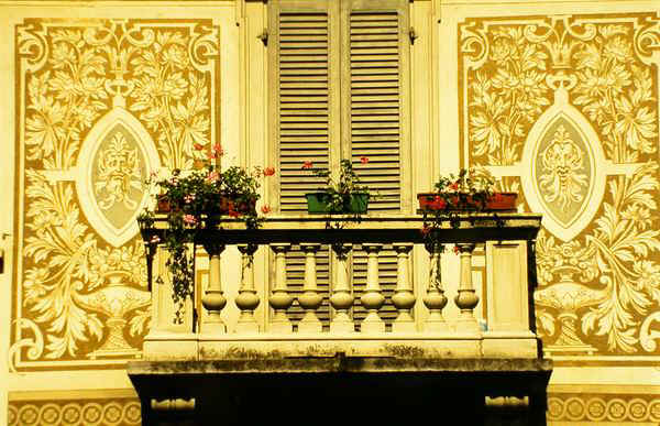 balcony 600.JPG (70392 bytes)