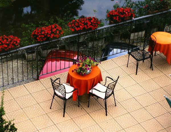 patio 600.JPG (76480 bytes)