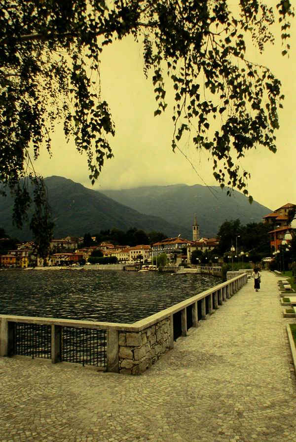 walking Mergozzo.JPG (144337 bytes)