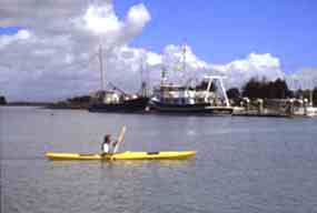 kayaker1.jpg (4602 bytes)