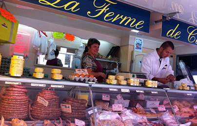 Lectore street market scene