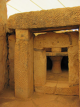 Ħaġar Qim stippled portal entrance into apse