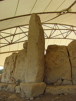 Ħaġar Qim tallest, 20 foot high megalith 