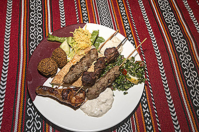 typical-bedouin-meal-of-grilled-meats,-hummus-and-more
