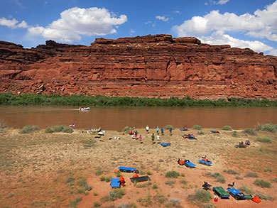 Riverside camping in the Cataract Canyon 