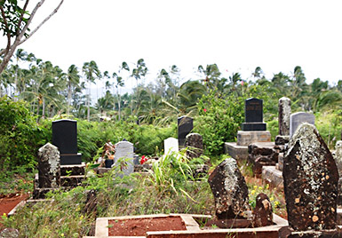 Japanese cemetery above Holoholoku Heiau