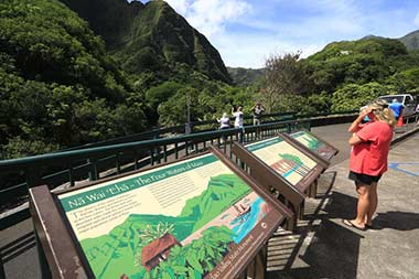 Road to Kahului Iao Valley signage