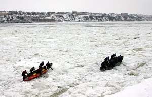 Ice canoe races across St. Lawrence 