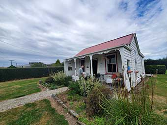 New Zealand South Island Woodchopper Inn Cottage