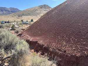 John Day Country geologic contrast near the trailhead