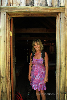 Oregon, Brenda in cabin doorway