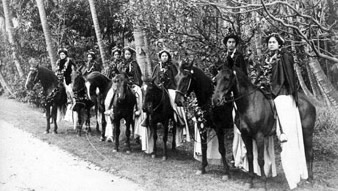 Pa’u riders from the late 1800s