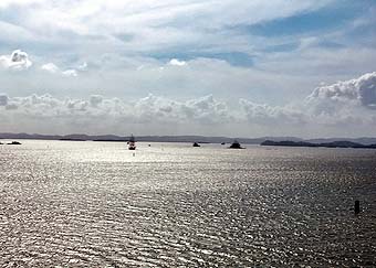 Panama Canal, Ships on Gatun Lake